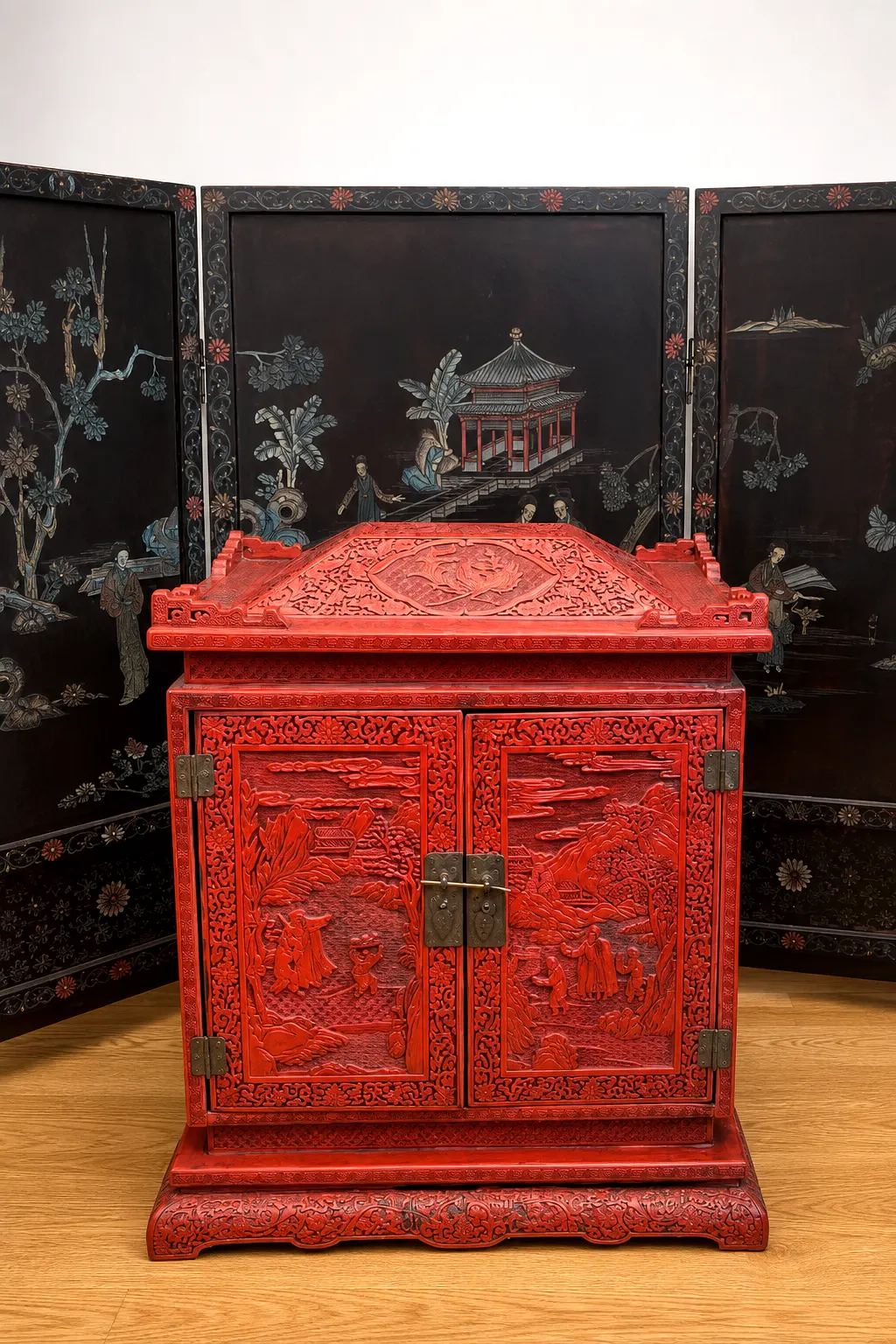 Rotes geschnitztes Lackkabinett aus Batjas Sammlung