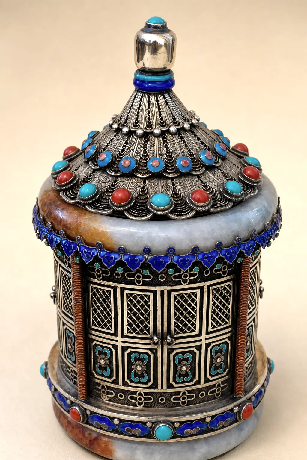 Ornamentales Gefäss mit Filigranarbeit aus Batjas Sammlung