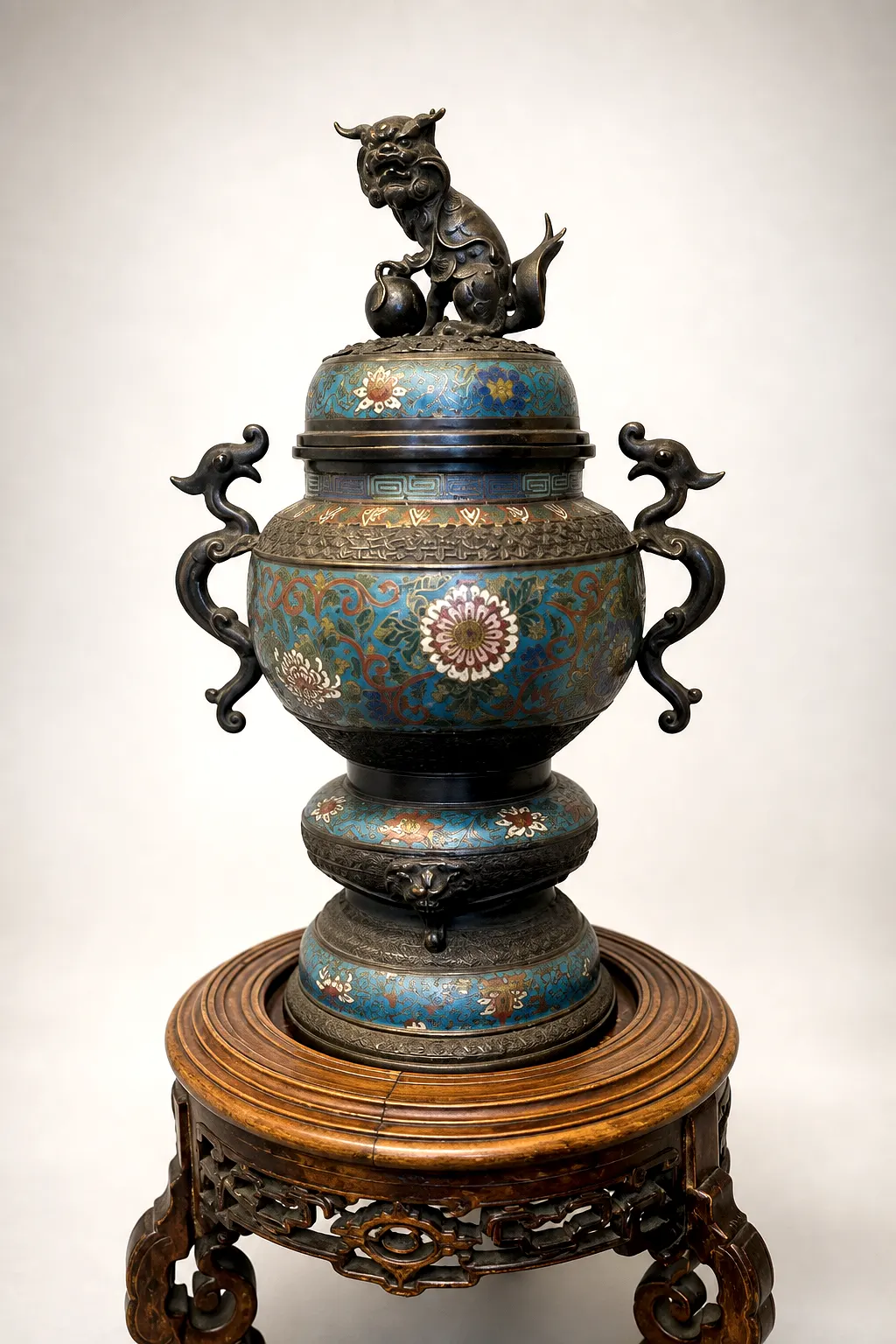 Cloisonné-Urne auf Holzständer aus Batjas Sammlung