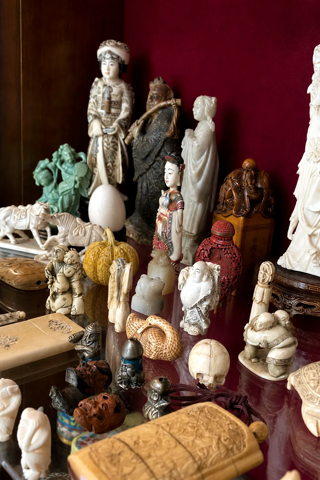 Geschnitzte Kleinobjekte in einer Vitrine aus Batjas Sammlung